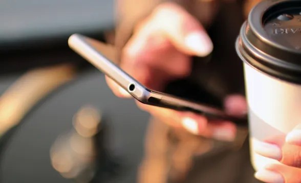 W artykule wyjaśniamy, dlaczego tworzenie kopii zapasowej przed oddaniem telefonu do serwisu jest istotne i jak skutecznie zabezpieczyć swoje dane.